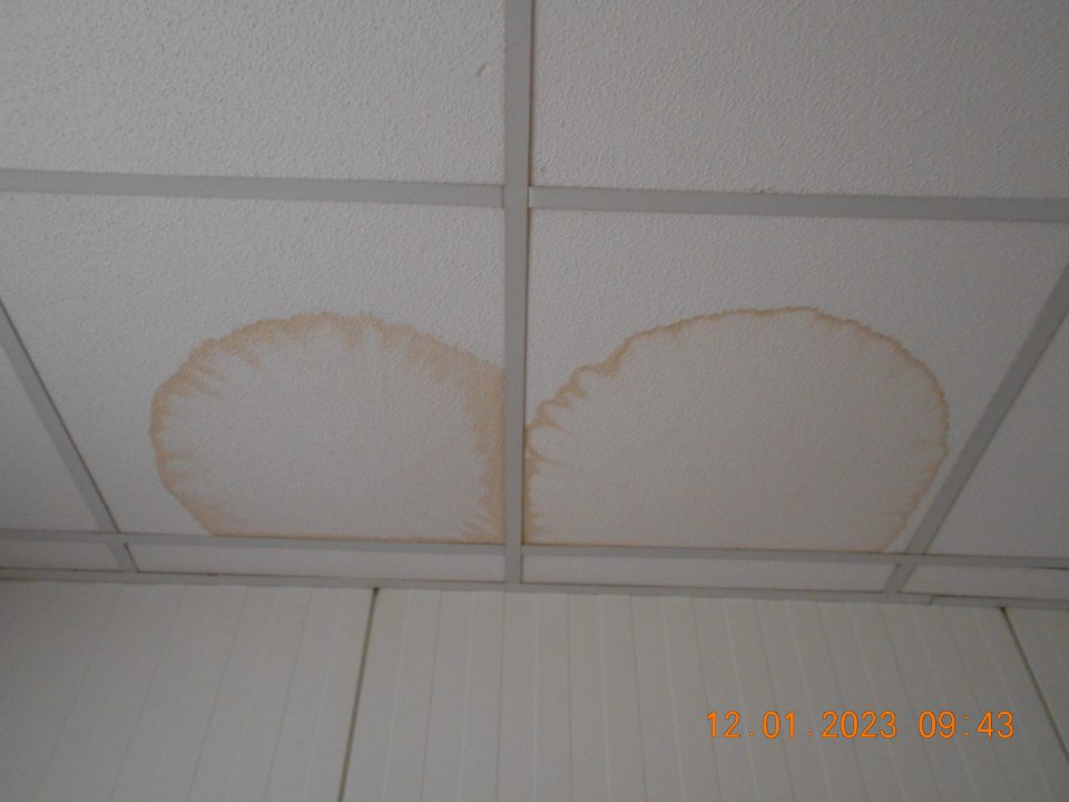  Zatečené stropné kazety v šatni- ženy, ako aj v sociálnom zariadení pre ženy