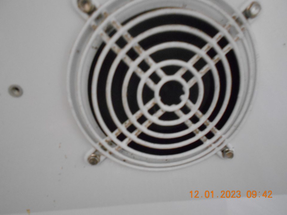  	Znečistená klimatizačná jednotka, ako aj chladiaci panel v chladiarenskom zariadení s uchovávanými mliečnymi výrobkami (syry), čerstvýnmi slepačími vajcami a šalátmi v zázemí predajne. 