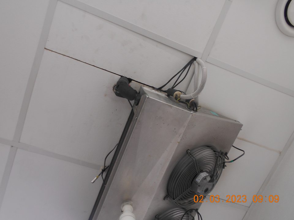 Zistená silne znečistená stropná klimatizačná jednotka v prípravovni lahôdok. 