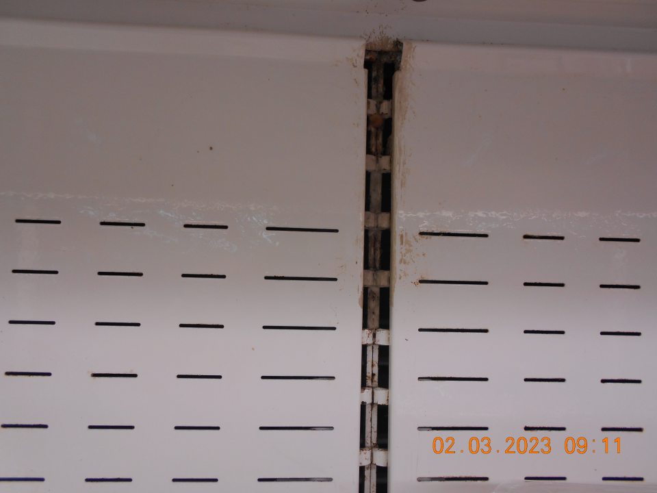 Znečistené a skorodované stojky regálov v chladiarenských zariadeniach s uchovávanými mliečnymi výrobkami, a to hrubou vrstvou neidentifikovateľnej hmoty. 