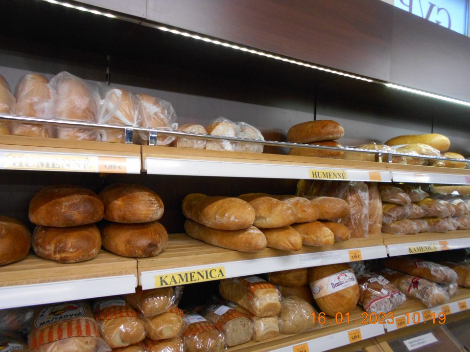  Regále s vystavovaným nebaleným pečivom ( chlieb) neboli opatrené krytmi, chrániacimi ho pred možnou kontamináciou. 
