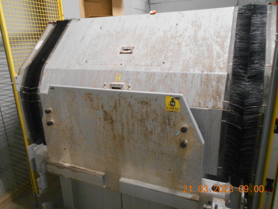 Zistený znečistený lis na odpady v zázemí predajne.