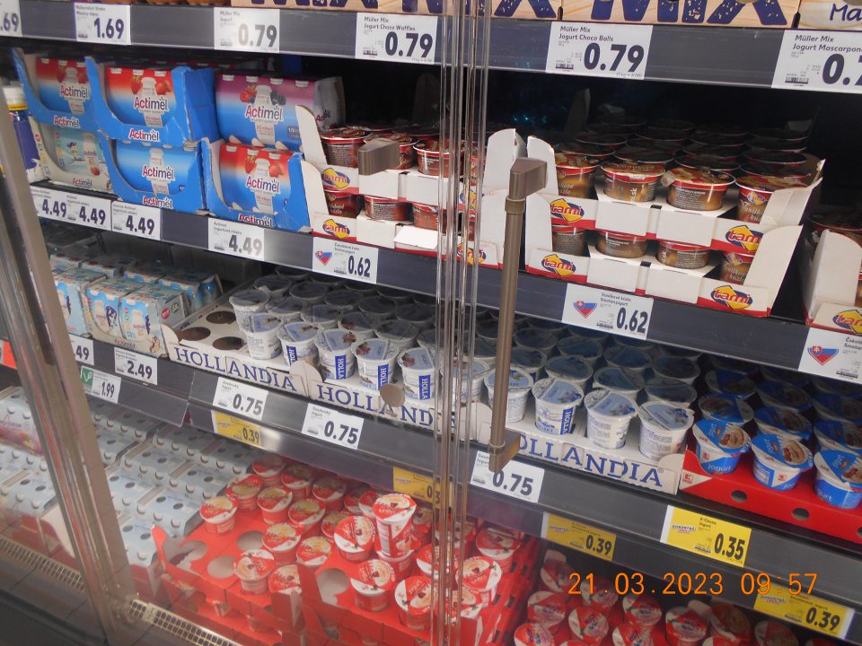 Chýbajúca rukoväť na dvierkach chladiarenského zariadenia s uchovávanými mliečnymi výrobkami ( jogurty). 