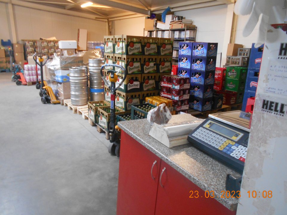 Zistený nehygienický predaj a manipulácia s mäsovými výrobkami ( 8 druhov). Balenie prebieha v nevyhovujúucih podmienkach, v sklade predajne, bez prívodu pitnej vody. 