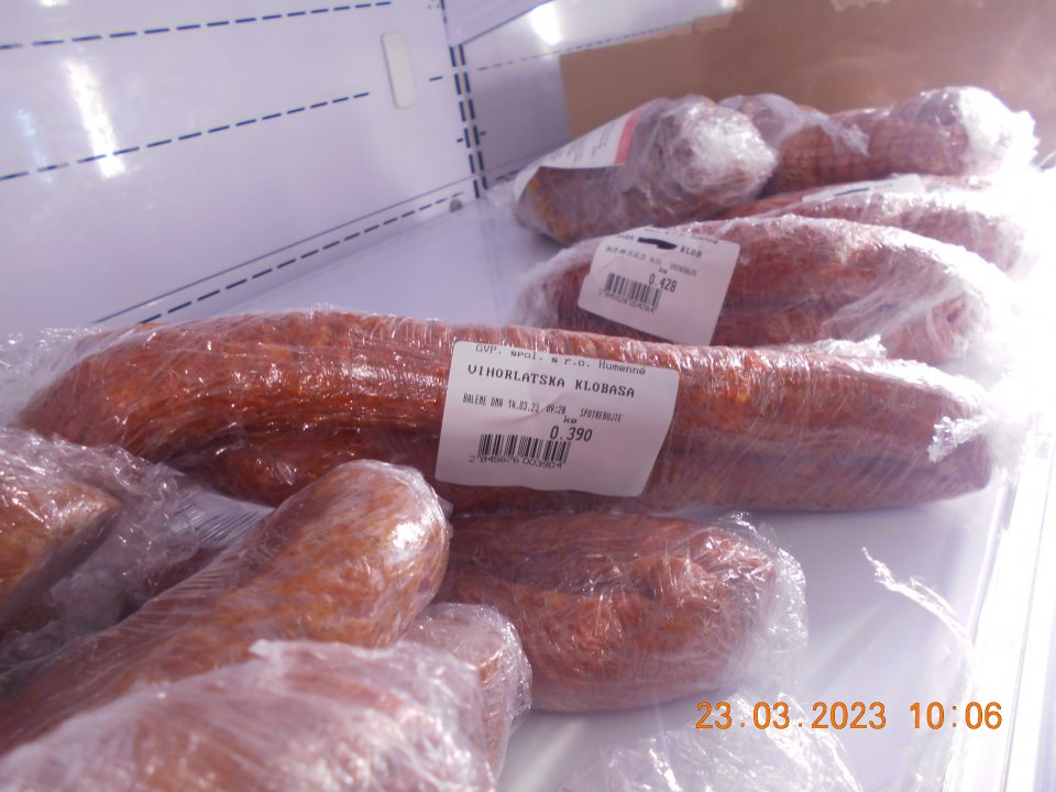 Zistený nehygienický predaj a manipulácia s mäsovými výrobkami ( 8 druhov). Balenie prebieha v nevyhovujúcih podmienkach, v sklade predajne, bez prívodu pitnej vody. 