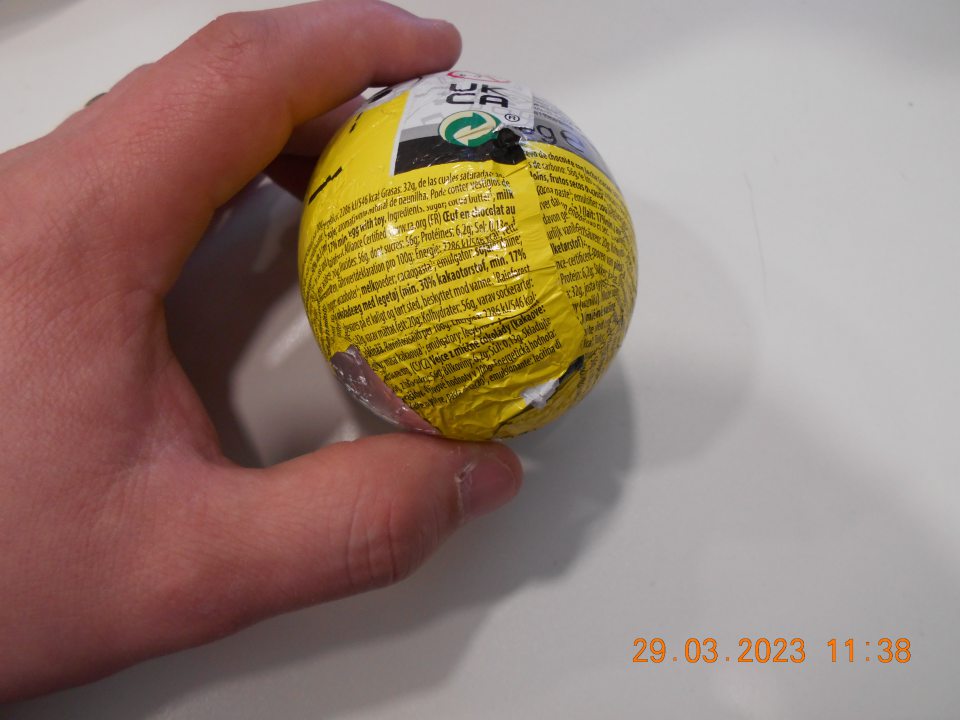 Zistené ponúkanie na predajj dvoch druhov potravinárskych výrobkov, u ktorých údaje o zložení, výrobcovi, ako aj o zložení nie sú ľahko viditeľné a čitateľné ( poprekladaný alumíniový obal do tvaru vajca.