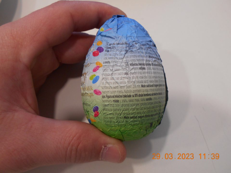 Zistené ponúkanie na predajj dvoch druhov potravinárskych výrobkov, u ktorých údaje o zložení, výrobcovi, ako aj o zložení nie sú ľahko viditeľné a čitateľné ( poprekladaný alumíniový obal do tvaru vajca. 