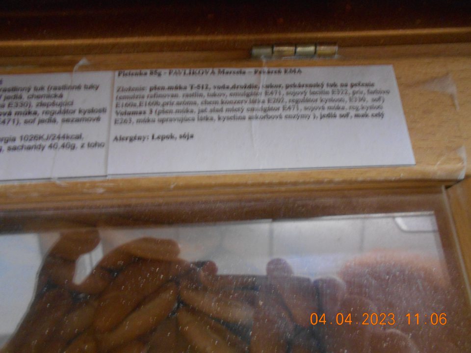  	Zistené ponúkanie na predaj štyroch druhov nebalených pekárskych výrobkov, nesprávne označených, u ktorých na výveske pri cenovke neboli zvýraznená látky, spôsobujúce alergie alebo neznášanlivosť, a tiež boli použité v zložení skratky. 