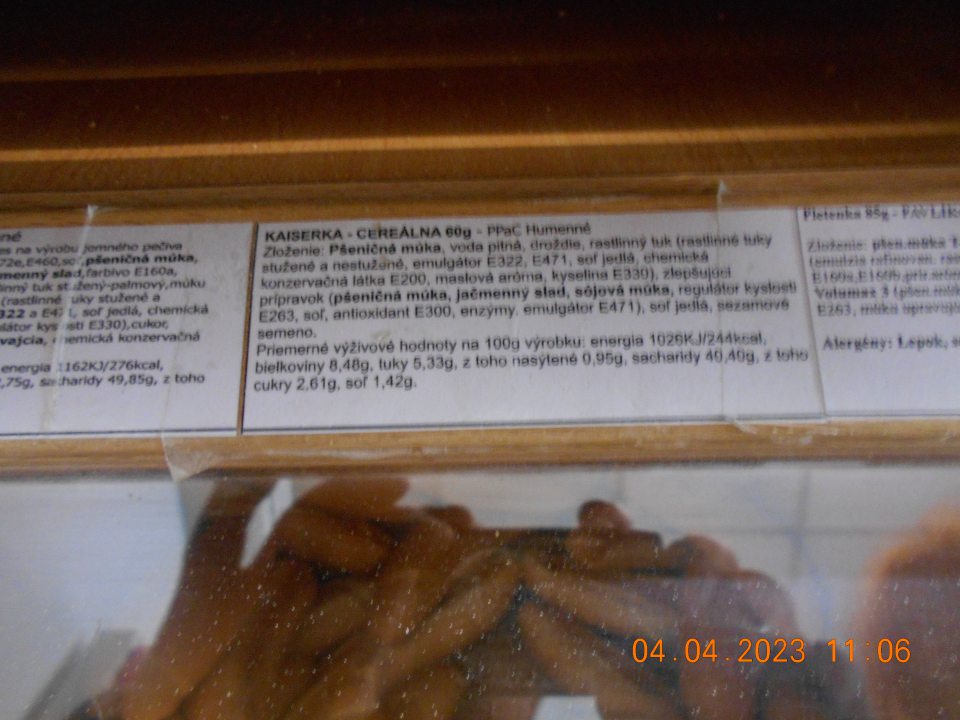 Zistené ponúkanie na predaj štyroch druhov nebalených pekárskych výrobkov, nesprávne označených, u ktorých na výveske pri cenovke neboli zvýraznená látky, spôsobujúce alergie alebo neznášanlivosť, a tiež boli použité v zložení skratky. 