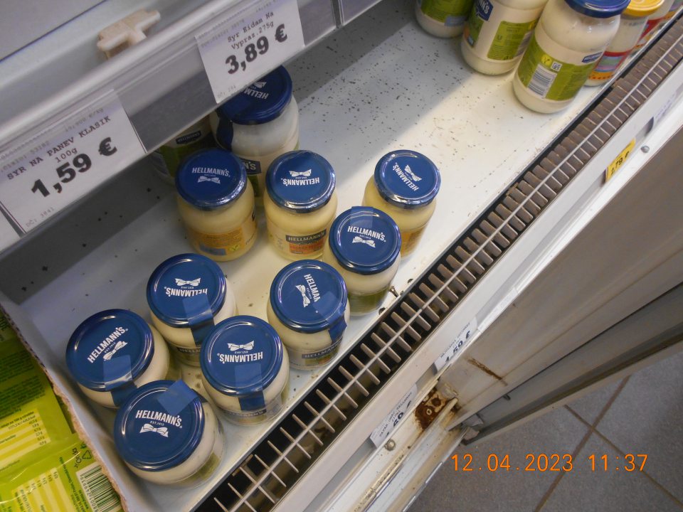  	Skorodovaná drážka a olupujúci sa náter s výskytom korózie na regálových policiach v chladiarenskej vitríne s uchovávanými mliečnymi výrobkami. 