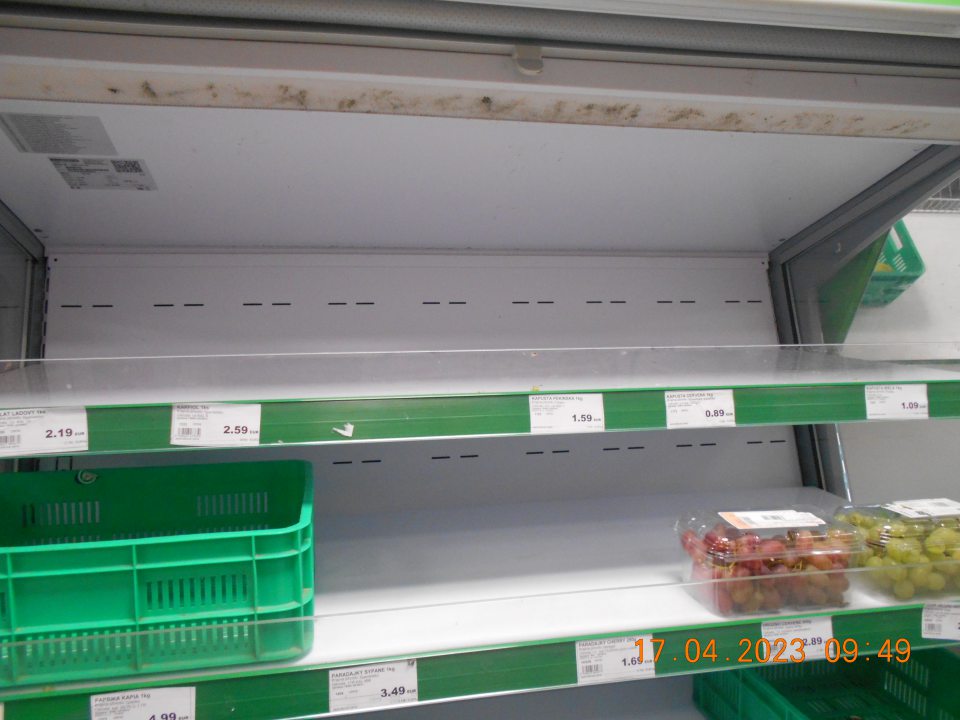 V čase kontroly zistený jeden nedostatok v hygiene predaja: - znečistená vrchná časť chladiarenskej vitríny s uchovávanou čerstvou zeleni0ou a ovocím (plastová mriežka). 