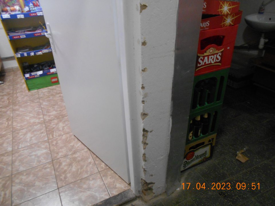 V čase kontroly zistený nedostatok v hygiene skladovania: - poškodený roh steny v sklade pri vstupe do kancelárskych priestorov
