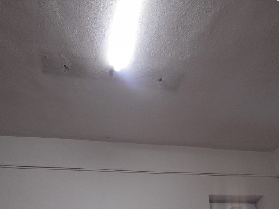 V čase kontroly bol zistený nedostatok v hygiene predaja: - poškodená a opadávajúca omietka stropu na predajnej ploche, ako aj v priestoroch skladu a kancelárie.