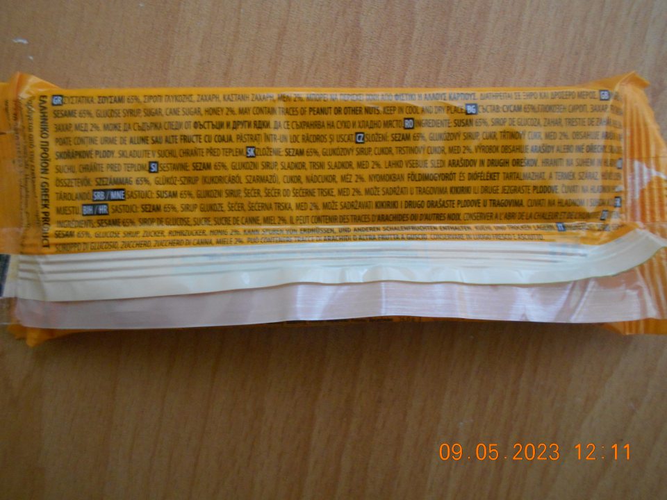 výrobok je klamlivo označený spôsobom uvádzajúcim spotrebiteľa do omylu z hľadiska zloženia, nakoľko na obale je uvedené zloženie: SEZAM 65%, Glukózový sirup, cukor, trstinový cukor, MED 2%. Za zložením je uvedená informácia VÝROBOK OBSAHUJE ARAŠÍDY ALEBO INÉ OŘECHY
