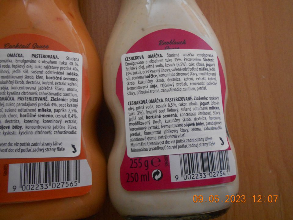 U výrobkov nie je uvedený opisný názov a výživové údaje, skladovacie podmienky a "vyrobené pre" sú prekryté otvárateľnou lepiacou etiketou 