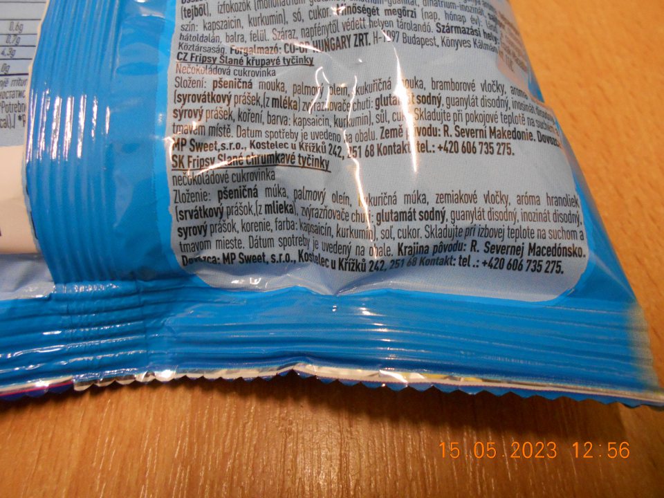 V čae kontroly zistené tri nedostatky: - v zložení výrobku chýba percentuálne zastúpenie zložky použitej v názve výrobku (srvátkový prášok) - v zložení výrobku je uvedená nejasná a nezrozumiteľná zložka palmový olein - opisný názov výrobku uvádza spotrebiteľa do omzlu z hľadiska charakteru potraviny (nečokoládová cukrovinka)
