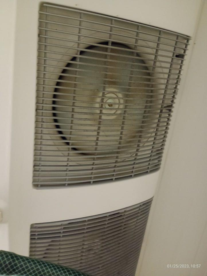 Zistený výskyt námrazy a nečistôt na lopatkách klimatizačnej jednotky v zabudovanom chladiarenskom boxe s uchovávanými mäsovýymi výrobkami v zázemí predajne.