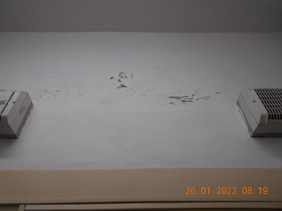 Zistený ppoškodený povrch ložnej plochy ( na viacerých miestach) v chladiarenskej vitríne s vystavovanými čerstvými hubami a ovocnými šťavami. 