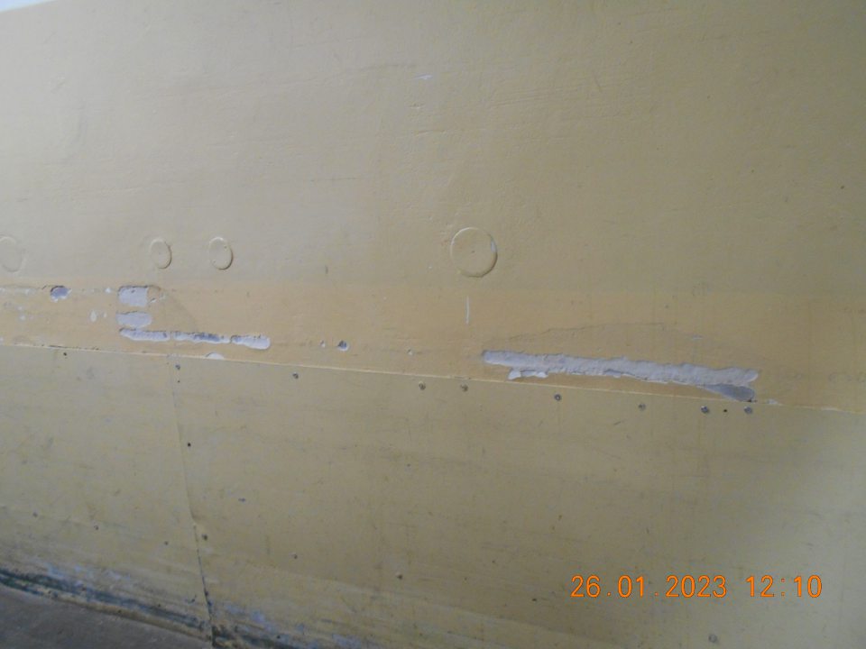 Poškodená stena na chodbe v časti príjmu potravín. 