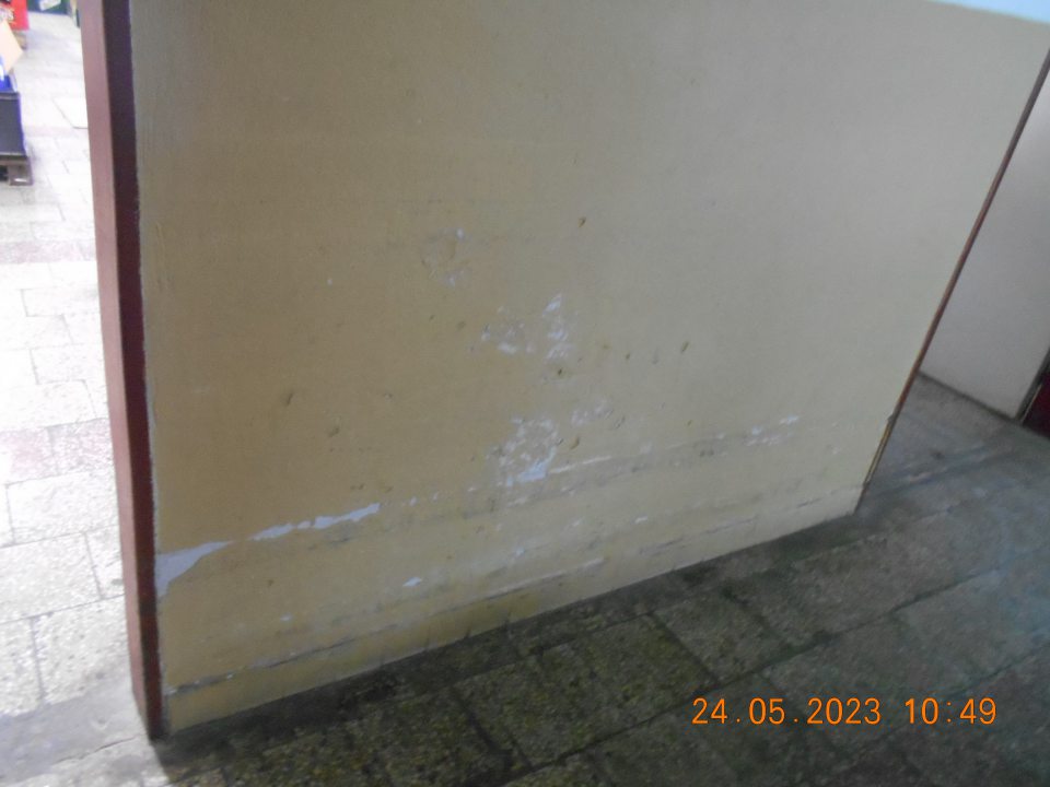 V čase kontroly zistený nedostatok v hygiene skladovania: - poškodený strop na viacerých miestach a opotrebovaný náter stien v sklade za mäsovým kútikom