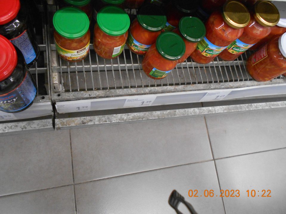  opotrebovaný a skorodovaný regál na predajnej ploche s uloženými sterilizovanými výrobkami (sterilizovaná zelenina) - olupujúci sa náter police v chladiarenskej vitríne s uloženými potravinárskymi výrobkami (tatárska omáčka viac druhov)