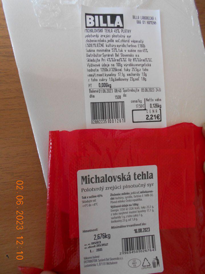 v označení toho istého výrobku na etikete od pradjcu (tlačenej centrálne) sú uvedené mejasne údaje o skaldovacích podmienkach výrobku, na pôvodnej etikete sú údaje prezentované v legislatívne správnej podobe, ktorá nie je prístupná spotrebiteľovi a je uchovávaná predjacom v zázemí predajne.