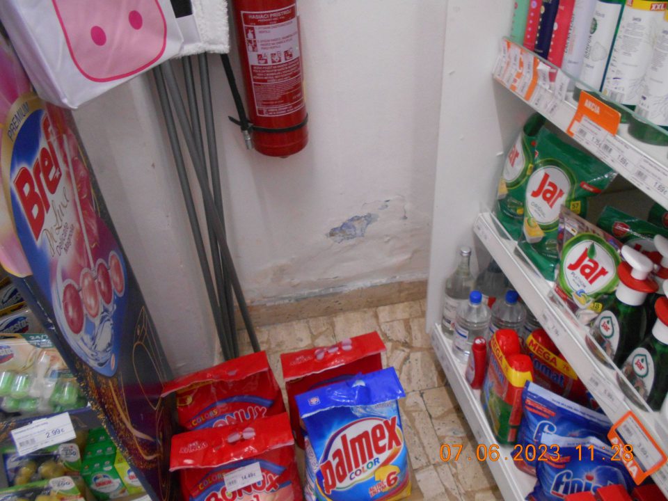  	V čase kontroly zistené nedostatky v hygiene prevádzkarne: - poškodená a odštiepená dlažba pri vstupe z predajne do skladu - ulupujúca sa stena na predjanej ploche v blízkosti chladiarenskej vitríny s mliečnymi výrobkami pri drogistickom tovare