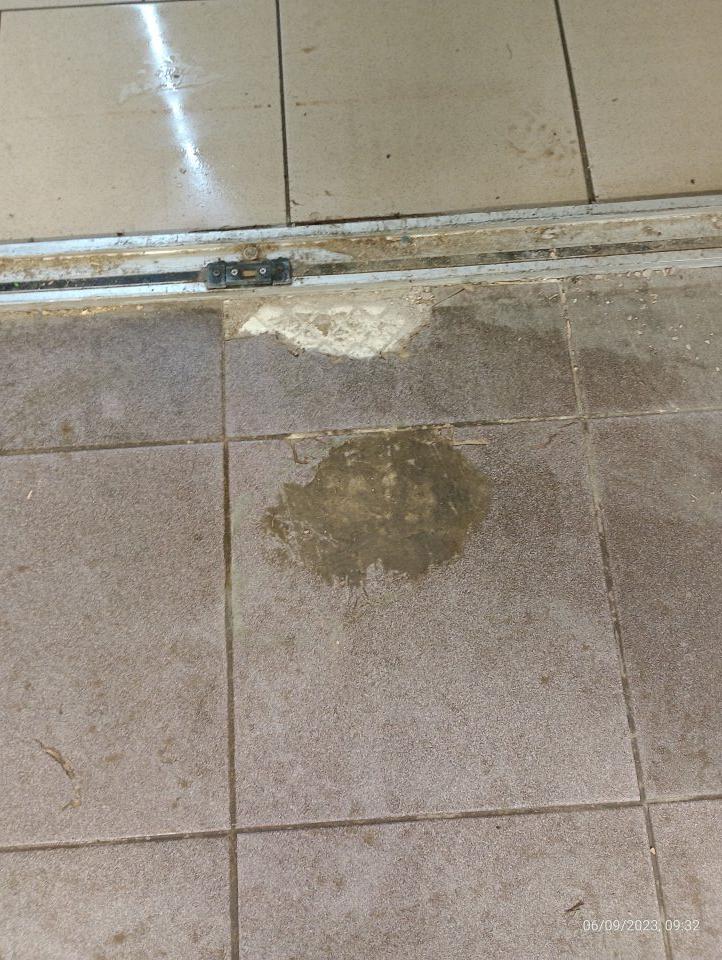 poškodená podlaha na viacerých miestach na predajnej ploche (v blízkosti mraziarenskych boxov) a v zázemí predajne (na vstupe do skladu z príjmovej rampy)