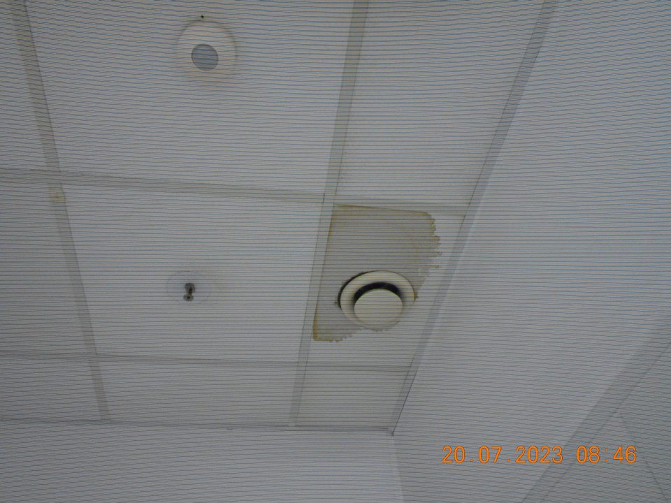  zatečené a poškodené stropné kazety na viacerých miestach v prípravovni lahôdok