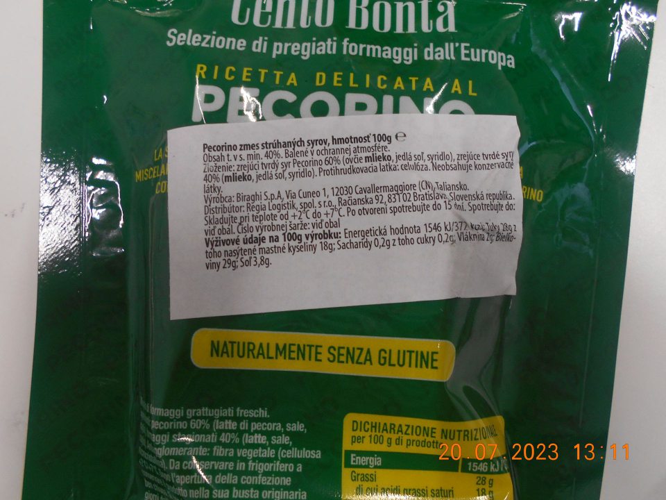 informácie uvádzajú spotrebiteľa do omylu z hľadiska charakteru, nakoľko na prednej strane obalu je veľkým písmom uvedené "CAMEMBER" navádzajúce dojem prítomnosti živočíšnej pôvodu(syr), pričom v zložení zložka "syr" chýba, 