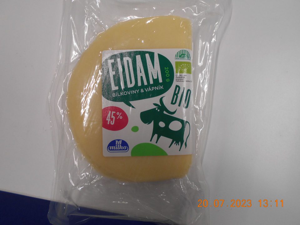 - informácie uvádzajú spotrebiteľa do omylu z hľadiska charakteru, nakoľko na prednej strane obalu je veľkým písmom uvedené "CAMEMBER" navaádzajúce dojem prítomnosti živočíšnej pôvodu(syr), pričom v zložení zložka "syr" chýba, 