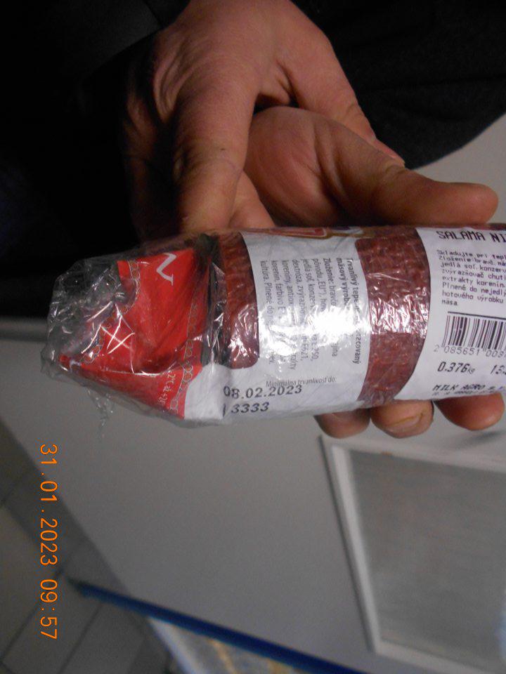 Zistený nehygienický predaj mäsových výrobkov. Prevádzkovateľ zrušil pultový predahj a realizuje rozbaľovanie resp. krájanie mäsových výrobkov v skladovacích priestoroch prevádzky s následným zabalením a umiestnením výrobkov v chladiarenskej vitríne s uchovávanými mliečnymi výrobkami na predajnej ploche. 