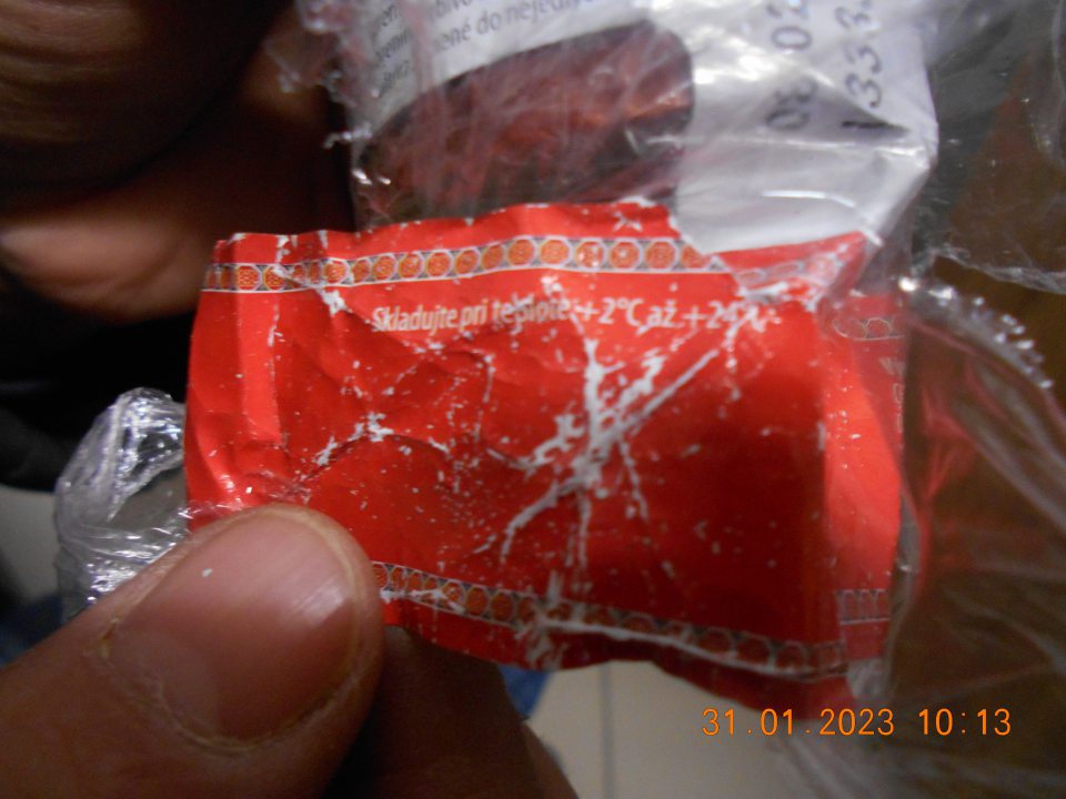  	Zistený nehygienický predaj mäsových výrobkov. Prevádzkovateľ zrušil pultový predahj a realizuje rozbaľovanie resp. krájanie mäsových výrobkov v skladovacích priestoroch prevádzky s následným zabalením a umiestnením výrobkov v chladiarenskej vitríne s uchovávanými mliečnymi výrobkami na predajnej ploche. 