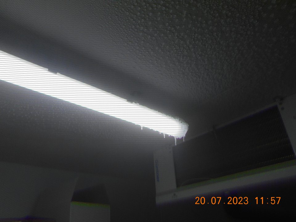 Zamrznutý kondenz na klimatizačnej jednotke v mraziacom boxe s uchovávanými mrazenými polotovarmi.