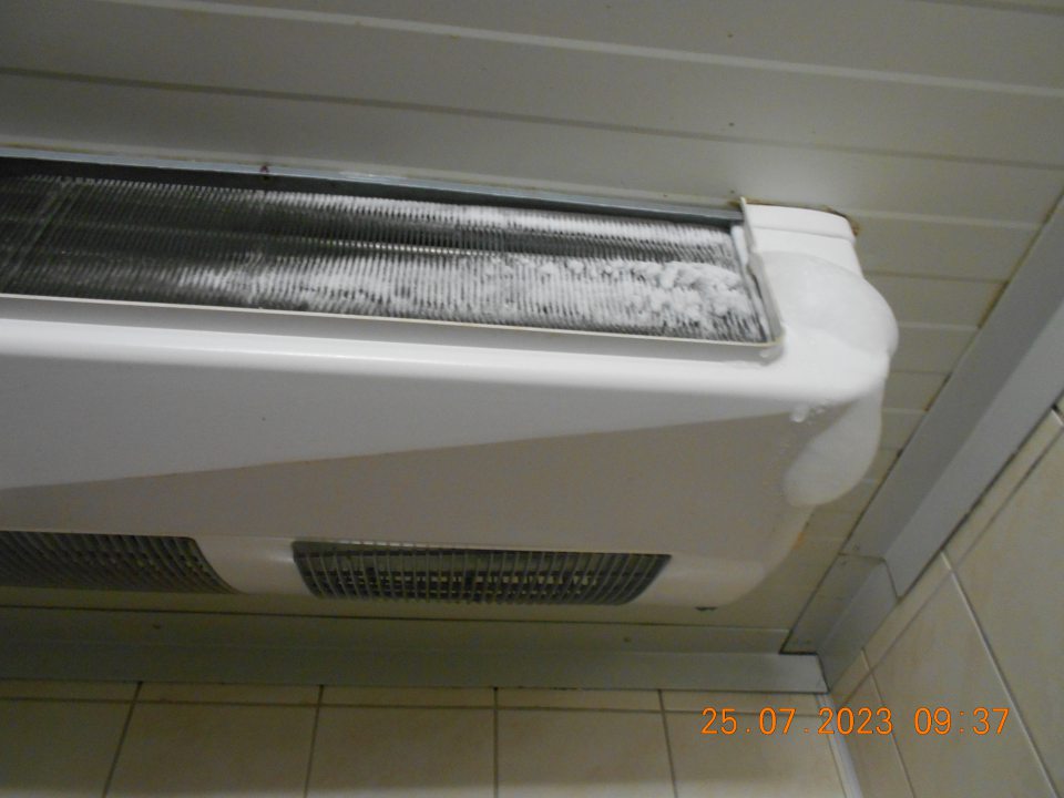 V čase kontroly zistený nedostatok: - zamrznutý kondenz na chladiacej jednotke v chladiarenskom boxe s uchovávanými mliečnymi výrobkami v sklade