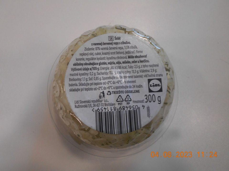  výrobok je klamlivo označený, spôsobom uvádzajúcim spotrebiteľa do omylu z hľadiska charakteru a zloženia - na viečku predmetného výrobku je uvedený nzreteľný názov "Šalát z bielej kapusty", pričom na etikete na spodnej strane obalu je uvedený názov "Šalát z varenej červenej repy s cibuľou" a vizuálne obsah netvorí červená repa