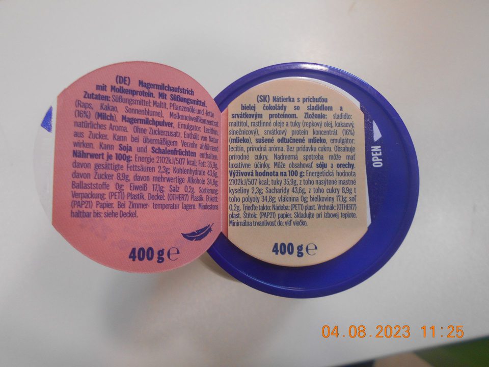  neboli vpovinné údaje ľahko viditeľné a čitateľné, boli zakryté/prekryté dolepkou ( na viečku uvedený open)