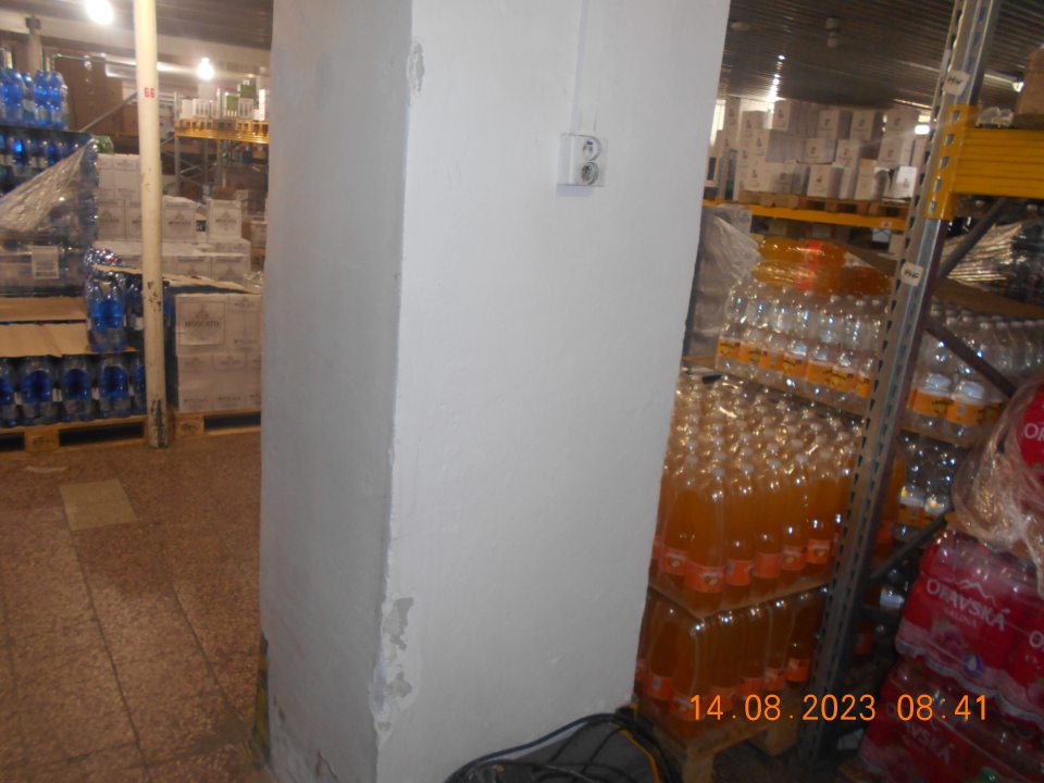 Olupujúci sa, opotrebovaný roh stlpa v sklade potravín