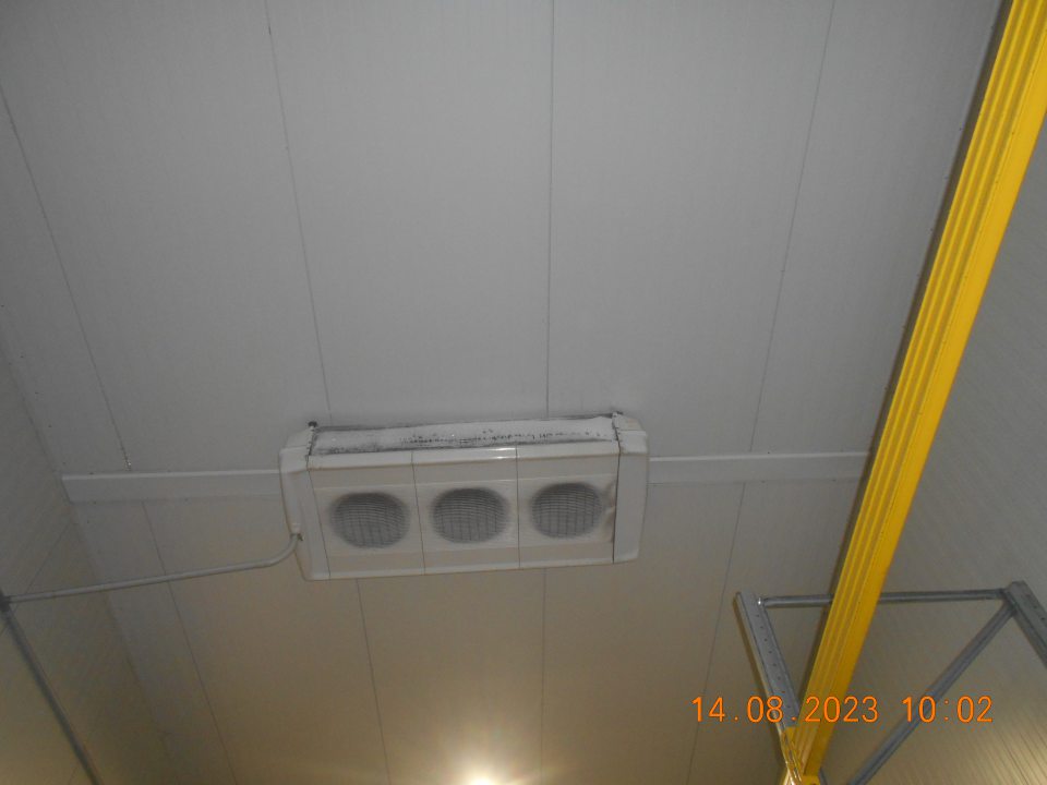 Námraze na chladiacej jednotke v sklade mliečnych výrobkov.