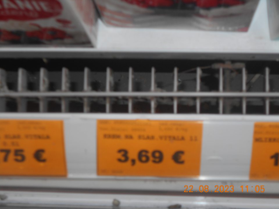 V čase kontroly zistený nedostatok v hygiene zariadení: - znečistená spodná časť chladiarenskej vitríny s uchovávanými mliečnymi výrobkami v ťažko dostupných priestoroch na viacerých miestach pod kovovou mriežkou