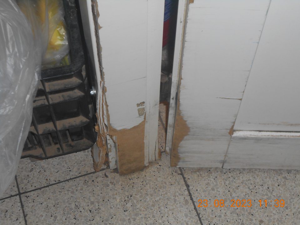  	V čase kontroly zistený nedostatok: - poškodená spodná časť zárubne dverí, vedúcivh do skladu predajne