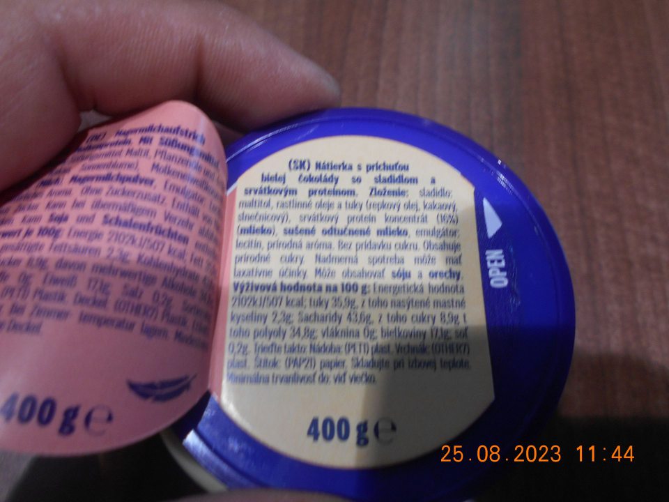V čase kontroly zistené nediostatky v označovaní: - povinné údaje v štátnom jazyku sú ťažko prístupné, nie sú ľahko viditeľné, čitateľné a zrozumiteľné (prekryté dolepkou) - na viečku označené slovom "open" - prevádzkovateľ/výrobca (Produced for First Class Brands of Sweden AB) nie je uvedený v štátnom jazyku