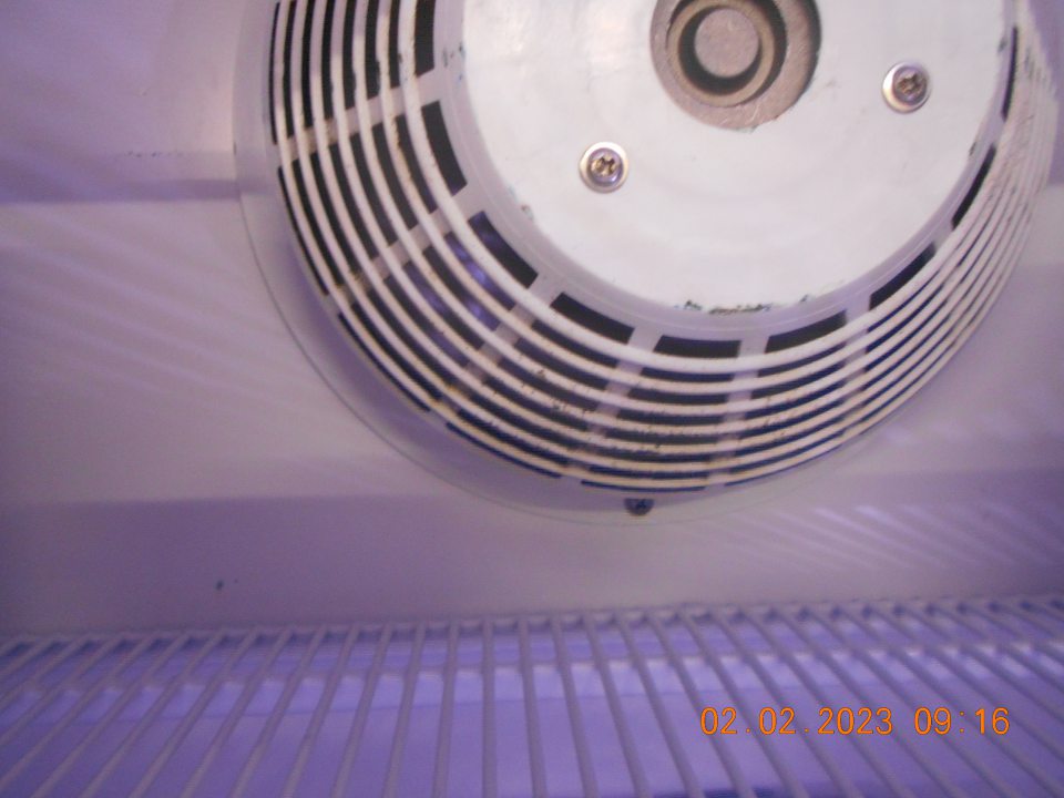 Zistená znečistená stropná klimatizačná jednotka v zabudovanom chladiarenskom boxe s uchovávanými mäsovými výrobkami v sklade predajne. 