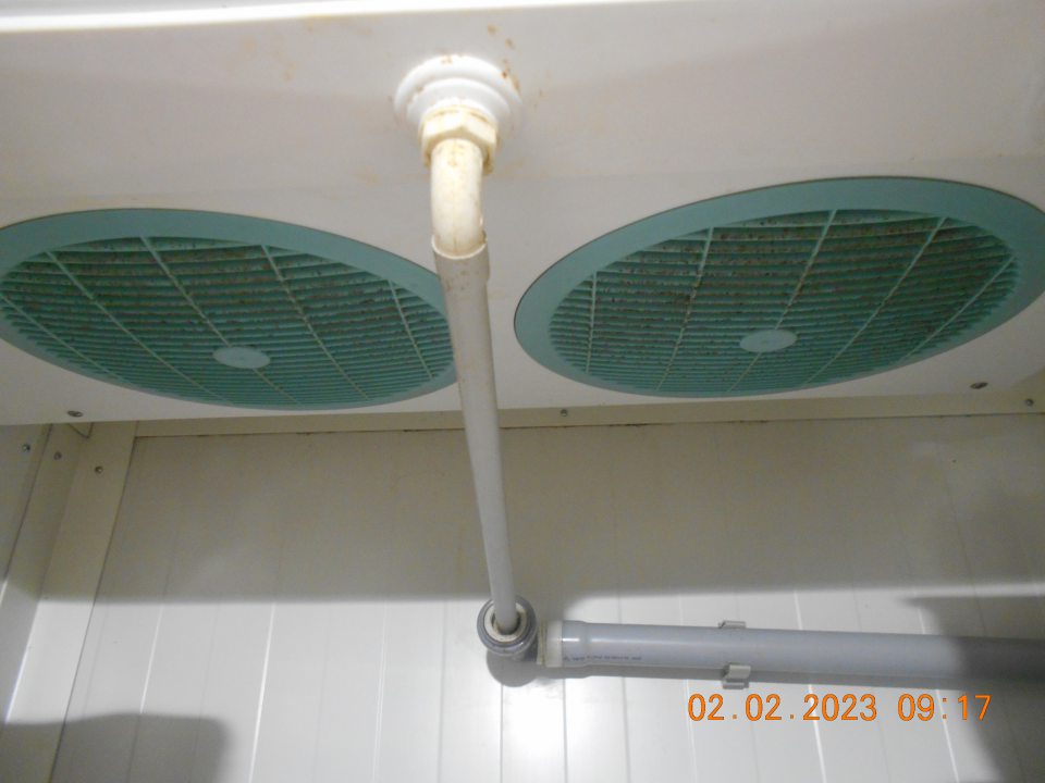  Zistená znečistená klimatizačná jednotka v chladiarenskom zariadení s uchovávanými alko- nápojmi ( pivo) na predajnej ploche.