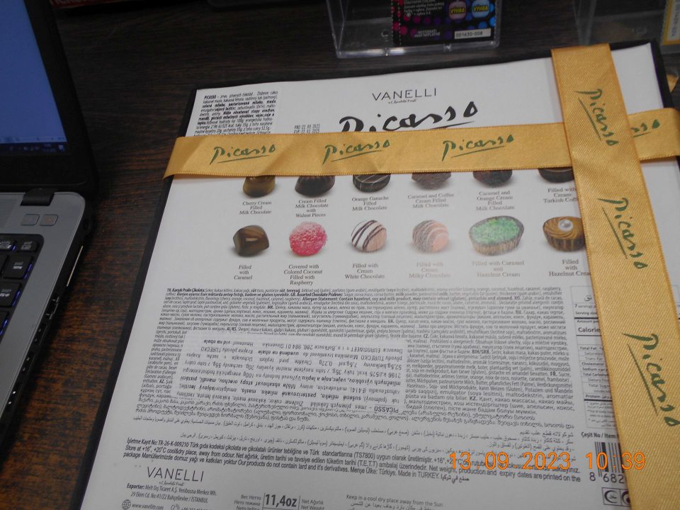  nie sú vo výrobku uvedené všetky zložky prítomné v jednotlivých druhoch praliniek, podľa ilustrácie uvedenej na zadnej strane obalu výrobku, je zrejmé že sa jedná o 12 druhov praliniek s rôznym obsahom (Raspberry-maliny, Turkish Coffee - turecká káva, Hayelnut Cream - lieskovoorieškový krém,...)