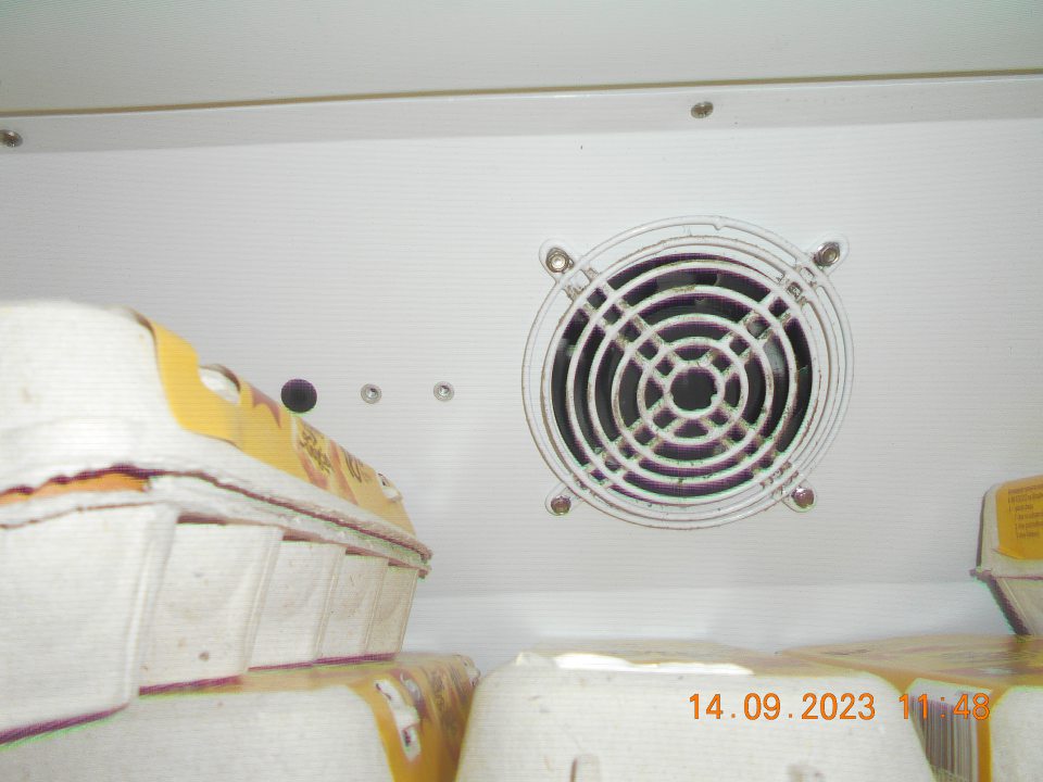  	V čase kontroly zistený nedostatok: - znečistené chladiarenské zariadenie (čierne nánosy prachu na mriežke v časti vháňania chladného vzduchu) s uchovávanými slepačími vajcami v sklade prevádzky