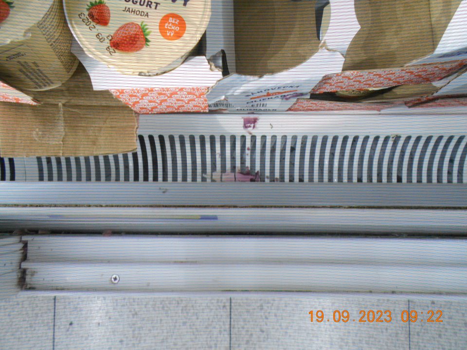  silne znečistené chladiarenské zariadneie s uchovávamými mäsovými a mliečnymi výrobkami na viacerých miestach a to roztečeným obsahom z baleného mäsa, obsah jogurtov, hrubé nánosy špiny a prachu pod mriežkami.