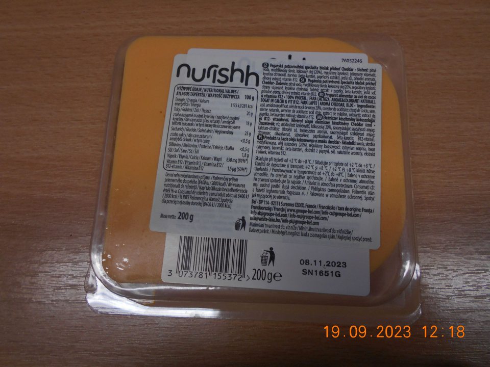  informácie uvádzané na obale výrobku uvádzajú spotrebiteľa do omylu z hľadiska charakteru, nakoľko na prednej strane obale je veľkým písmom uvedené "Cheddar" navádzajúce dojem prítomnosti zložky živočíšneho pôvodu (syr), pričom v zložení zložka "syr" chýba