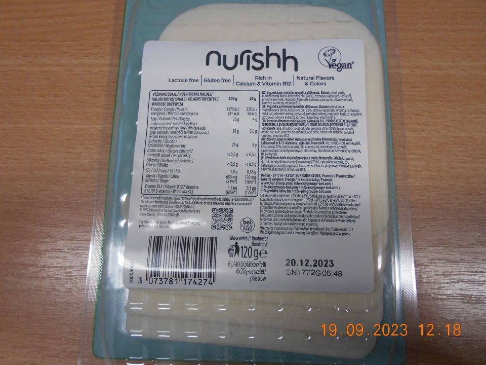  informácie uvádzané na obale výrobku uvádzajú spotrebiteľa do omylu z hľadiska charakteru, nakoľko na prednej strane obale je veľkým písmom uvedené "Mozzarela" navádzajúce dojem prítomnosti zložky živočíšneho pôvodu (syr), pričom v zložení zložka "syr" chýba a taktiež v zložení uvedené zložky citrany vápenaté a kyselina citr=onová neboli zaradené do kategórie prídavných látok 