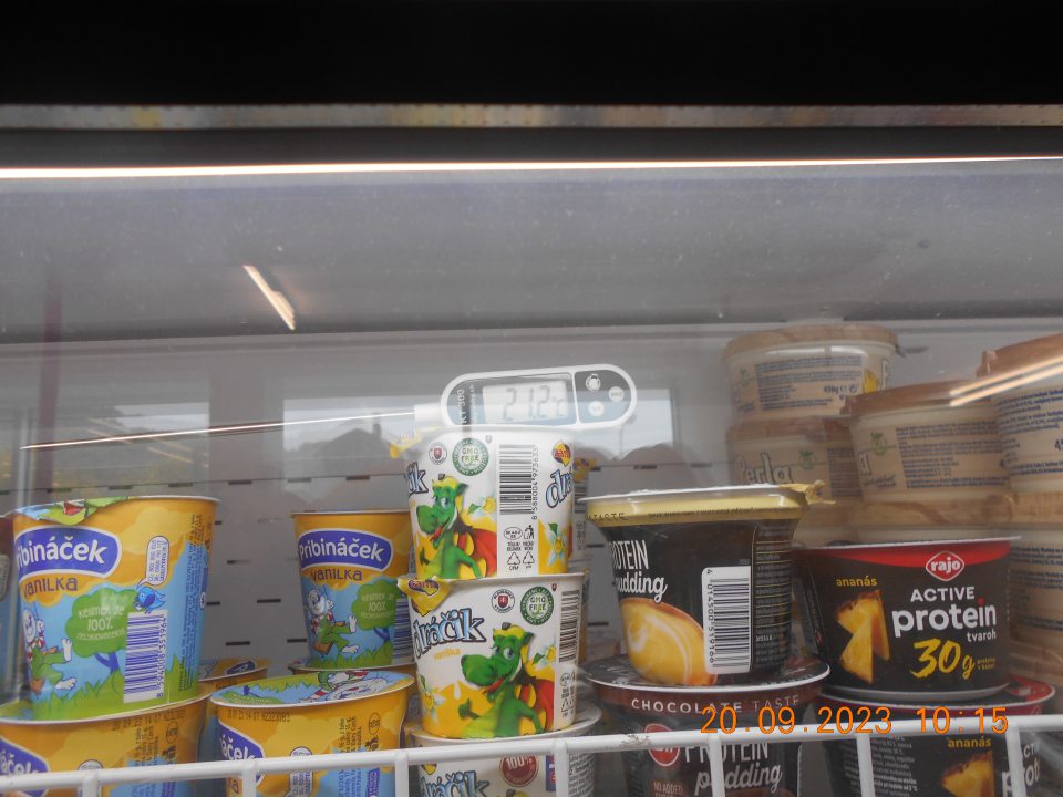 V čase kontroly zistený nedostatok: - nedodržiavanie skladovacích teplôt deklarovaných výrobcami mliečnych výrobkov, nakoľko v chladiarenskom zariadení s uchovávanými mliečnymi výrobkami bola kalibrovaným teplomerom nameraná teplota 21,2°C. Na monitore zariadenia bola zobrazená teplota 7,6 °C.